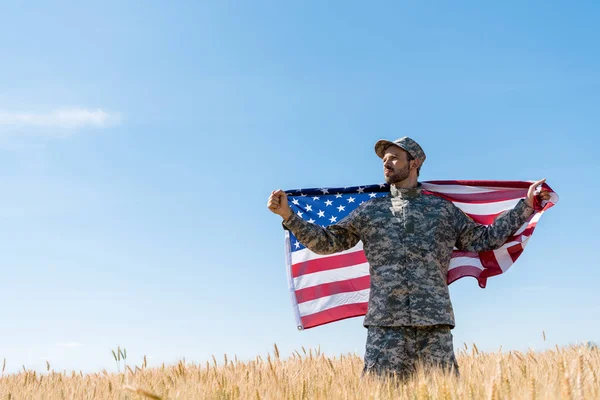 Στρατιώτης Καπάκι Και Ομοιόμορφη Κρατώντας Αμερικάνικη Σημαία Στο Πεδίο — Φωτογραφία Αρχείου