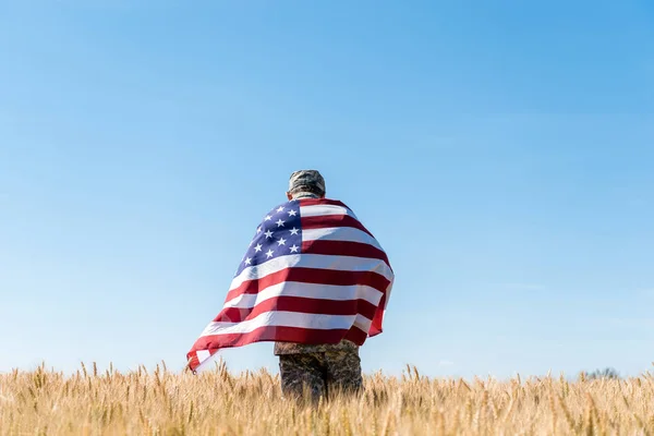 Atrás Vista Soldado Gorra Uniforme Sosteniendo Bandera Americana Campo —  Fotos de Stock