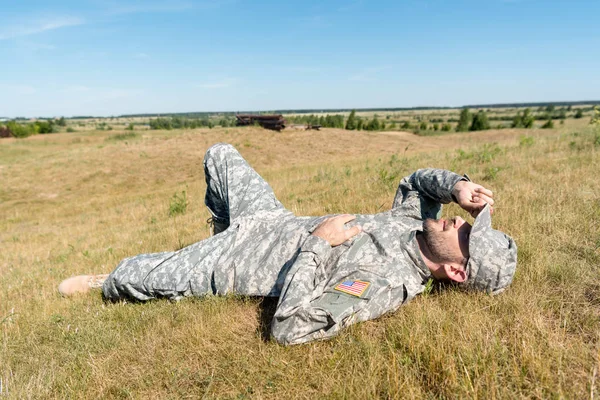 Glad Soldat Militär Uniform Liggande Gräs Och Röra Mössa — Stockfoto