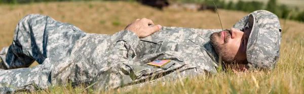 Panoramic Shot Cheerful Soldier Military Uniform Lying Grass — Stock Photo, Image