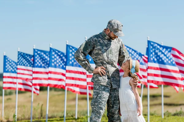 Militär Man Cap Tittar Kid Stråhatt Nära Amerikanska Flaggor Med — Stockfoto