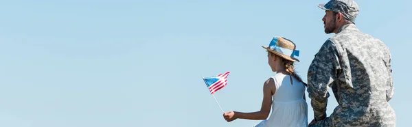 Panoramautgave Med Patriotisk Barn Som Holder Amerikansk Flagg Nær Veteranfaren – stockfoto