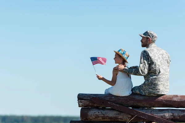 Aranyos Gyermek Gazdaság Amerikai Zászló Közelében Veterán Apa Ülve Kerítés — Stock Fotó