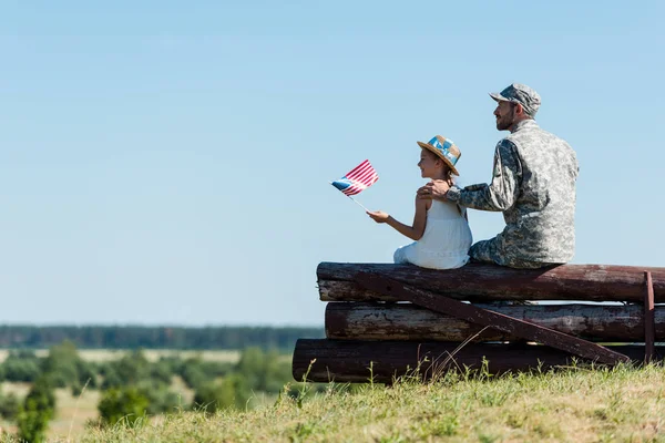 Söt Barn Som Innehar Amerikanska Flaggan Nära Far Militära Uniform — Stockfoto