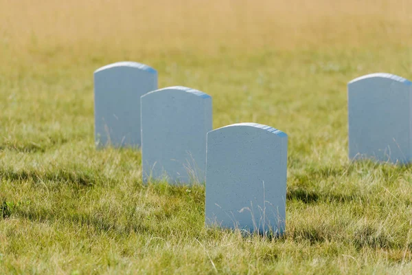 Foco Seletivo Lápides Grama Verde Céu Azul Cemitério — Fotografia de Stock