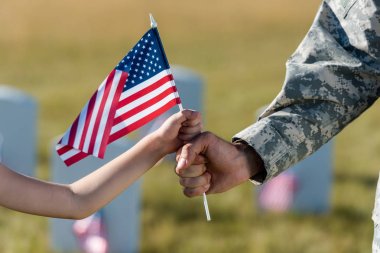 Askeri baba ve kızı Amerikan bayrağı tutan kırpılmış görünümü 