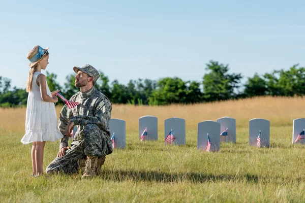 Militär Man Cap Sitter Nära Barn Halm Hatt Och Gravstenar — Stockfoto