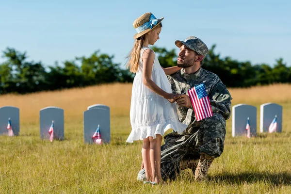 Militär Man Cap Sitter Nära Barn Och Gravstenar Kyrkogård — Stockfoto