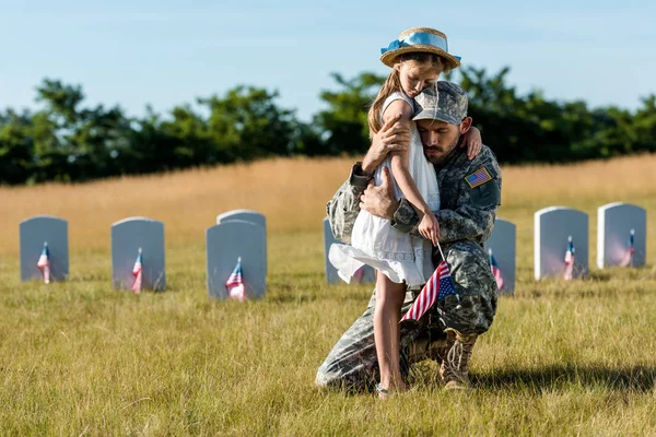 Militare Uomo Uniforme Abbracciare Figlia Vicino Lapidi Cimitero — Foto Stock