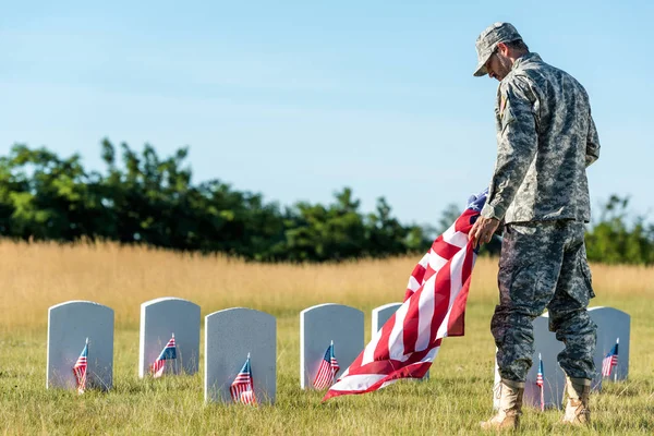 Soldier Uniform Cap Holding American Flag Graveyard — Stock Photo, Image