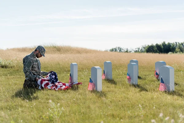 Triste Soldat Uniforme Camouflage Casquette Tenant Drapeau Américain Assis Dans — Photo