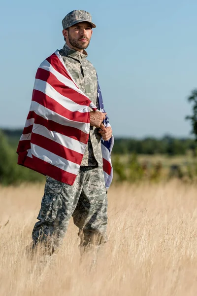 Hombre Uniforme Camuflaje Gorra Sosteniendo Bandera Americana Campo Dorado —  Fotos de Stock