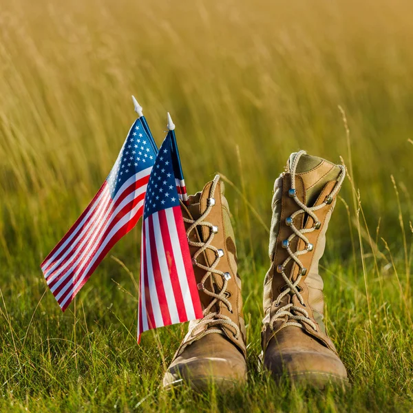 Close Botas Militares Perto Bandeira Americana Com Estrelas Listras Grama — Fotografia de Stock