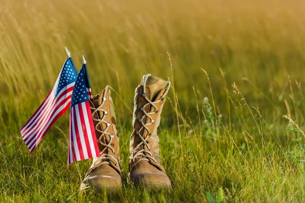 Botas Militares Cerca Bandera Americana Con Estrellas Rayas Hierba — Foto de Stock