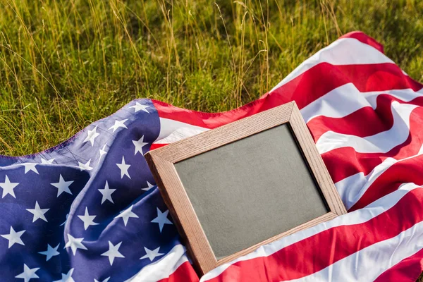 Leere Tafel Auf Amerikanischer Flagge Mit Sternen Und Streifen — Stockfoto