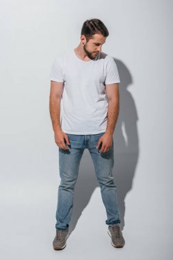 yakışıklı genç adam ayakta ve uzak görünümlü tam uzunlukta görünüm