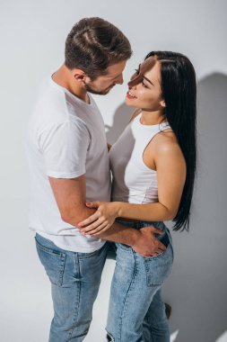 aşk gülümseyen ve birbirlerine bakarak Genç çift yüksek açı görünümü