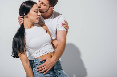 Genç adam öpüşme alnında kız iken o ayakta ile kapalı gözler