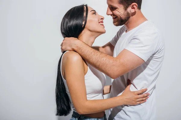 Vista Laterale Del Giovane Riaggiustare Capelli Della Ragazza Abbracciarsi — Foto Stock