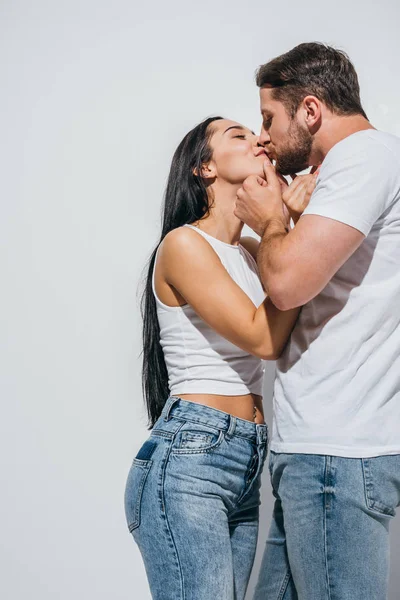 侧面图的年轻夫妇在亲吻对方的爱 — 图库照片