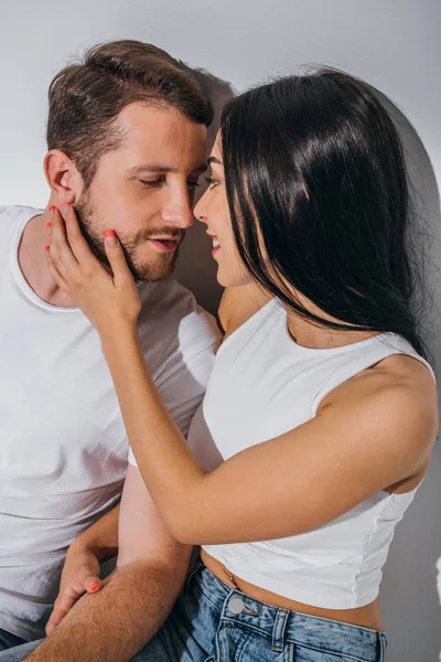 Молодая Влюбленная Пара Сидит Полу Улыбается Пытается Поцеловать Друг Друга — стоковое фото