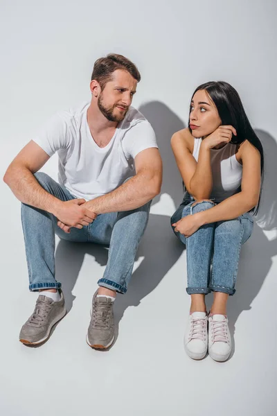 Gefrustreerd Jong Stel Zittend Vloer Kijken Naar Elkaar — Stockfoto