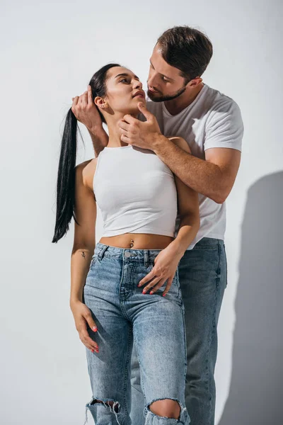 Jovem Segurando Cabelo Menina Tentando Beijar Namorada — Fotografia de Stock