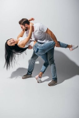 dans etmeye çalışırken genç çift gülüyor tam uzunlukta görünümü