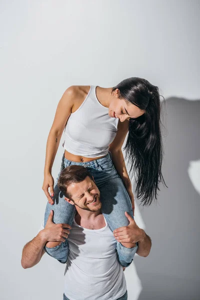 Heureux Jeune Couple Jouer Piggybackking Avec Les Yeux Fermés — Photo