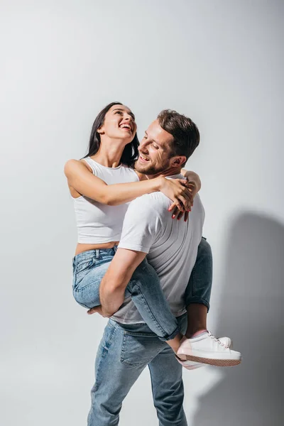 Joven Riendo Mientras Sostiene Novia Las Manos — Foto de Stock