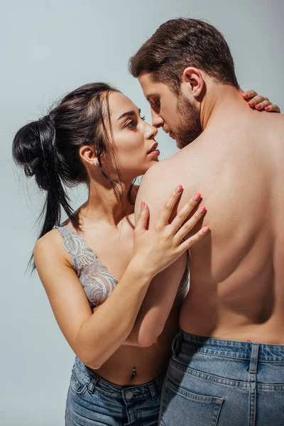 Szexi Fiatal Pár Átölelve Megpróbálta Megcsókolják Egymást — Stock Fotó