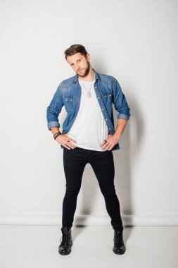 Beyaz arka planda şık kıyafetler yakışıklı adamın tam uzunlukta görünümü