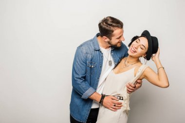 şık kıyafetler dans ve beyaz üzerinde gülüyor güzel çift 