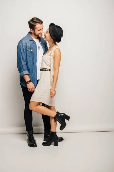 Szép Pár Átölelve Megpróbálta Megcsókolni Miközben Lány Emelési Lábát — Stock Fotó