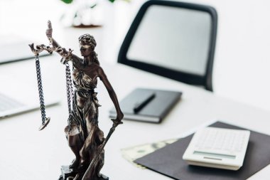 ofiste masada para yakın adaletin heykelcik seçici odak 
