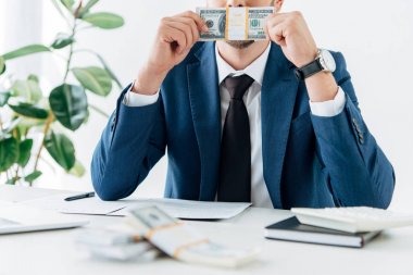 dolar kağıt kokusu alırken takım elbiseli adamın kırpılmış görünümü