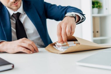 para ile zarf bakarak işadamı kırpılmış görünümü 