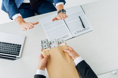 ofiste para ile zarf veren iş ortağı yakın işadamı işaret üst görünümü 
