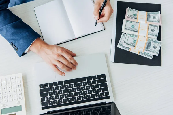 Von Oben Geschäftsmann Hält Stift Der Nähe Von Notebook Und — Stockfoto