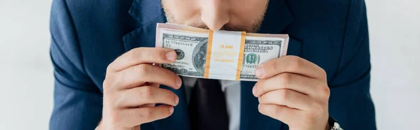 Tiro Panorâmico Homem Negócios Cobrindo Rosto Enquanto Cheira Notas Dólar — Fotografia de Stock