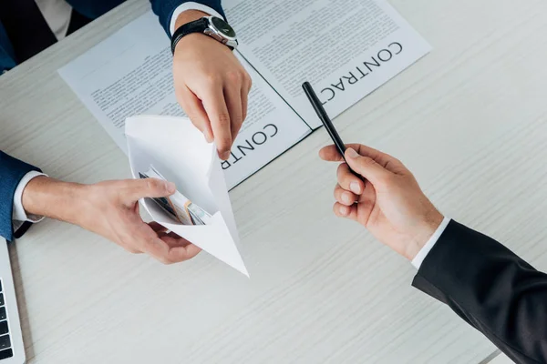 Visão Superior Homem Segurando Envelope Com Dinheiro Perto Parceiro Negócios — Fotografia de Stock