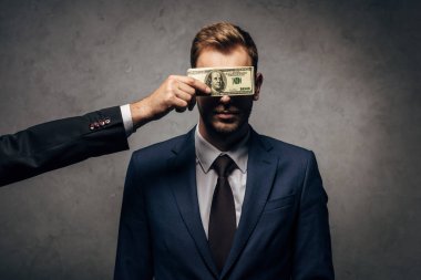 siyah para ile Yargıç yüzünü kaplayan adam kırpılmış görünümü 