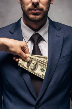 adam gri üzerinde iş ortağı cebinizde para koyarak görünümü kırpılmış 