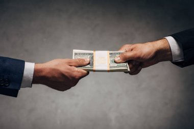 gri üzerinde iş ortağı yanında rüşvet alarak görünüm işadamı kırpılmış 