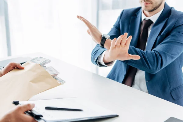 Bijgesneden Weergave Van Zakenman Gebaren Buurt Van Zakenpartner Het Geven — Stockfoto