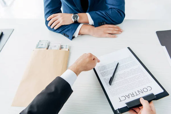 Visão Cortada Homem Apontando Com Dedo Área Transferência Com Contrato — Fotografia de Stock