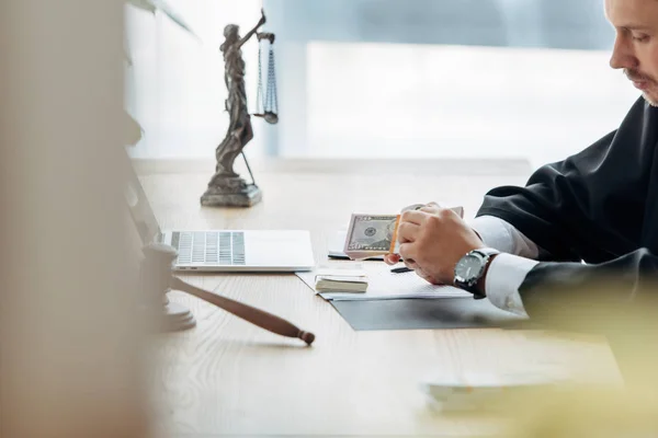 Selectieve Focus Van Rechter Holding Geld Buurt Van Houten Gavel — Stockfoto