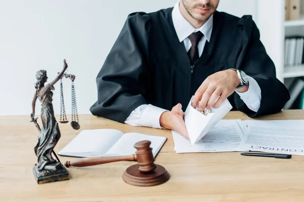 Selective Focus Judge Holding Envelope Gavel Statuette Justice — Stock Photo, Image