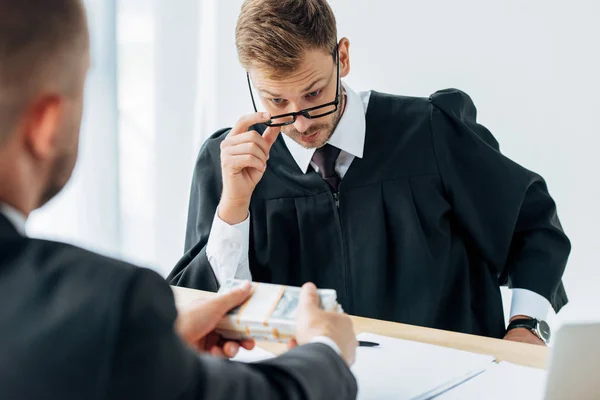 Enfoque Selectivo Del Juez Tocando Gafas Mirando Billetes Dólar Manos — Foto de Stock