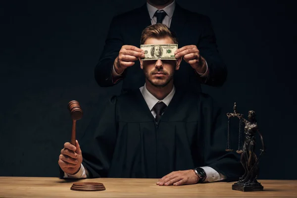 Corte Vista Homem Cobrindo Rosto Juiz Com Suborno Preto — Fotografia de Stock